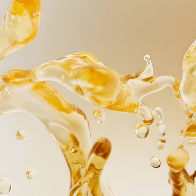 Formulated with a combination of marula and argan oils, the Elixir Ultime hair oil provides nutrition, softness and elasticity, and restores the shine of your hair.