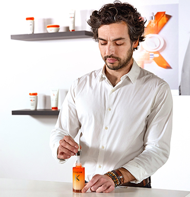 img src alt= ممثّل مصففي الشعر المحترفين المعتمدين من كيراستاس، هوفيك – يقدّم السيروم الجديد للعناية بالأطراف المتقصّفة من مجموعة نوتريتيف.