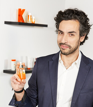 ممثّل مصففي الشعر المحترفين المعتمدين من كيراستاس، هوفيك – يقدّم السيروم الجديد للعناية بالأطراف المتقصّفة من مجموعة نوتريتيف..